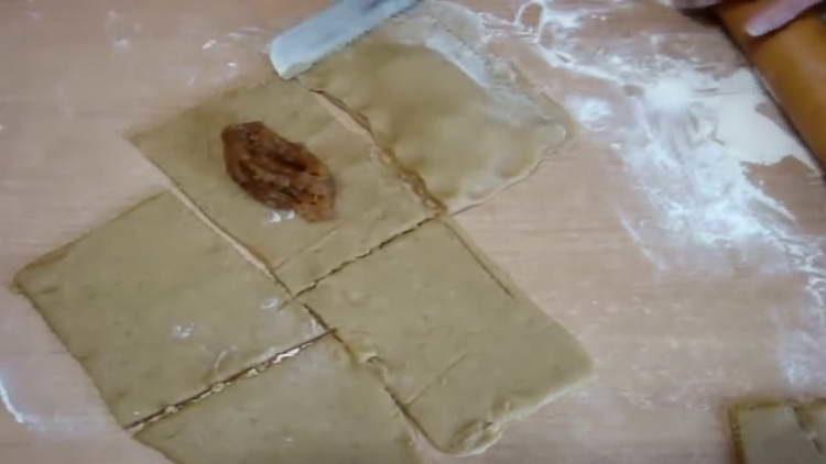 se acoperă cu o a doua bandă