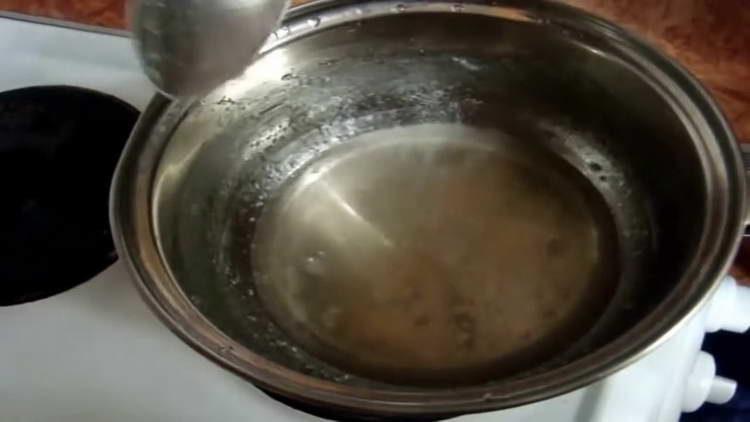 se amestecă zahărul până la dizolvare