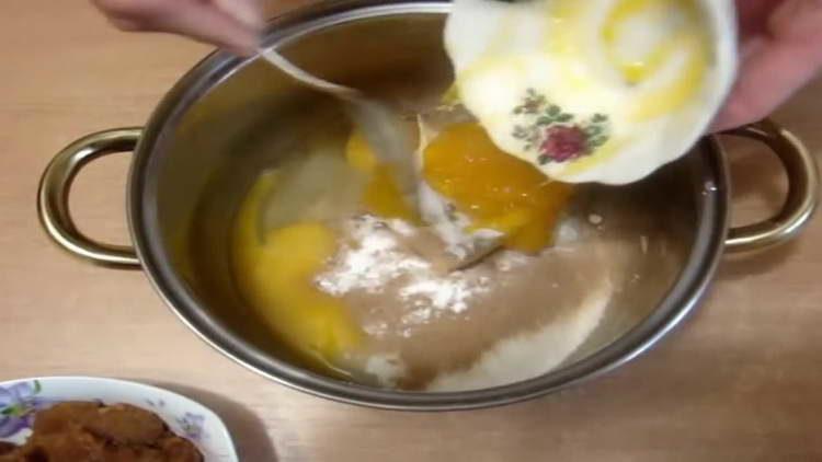 pune miere într-o tigaie