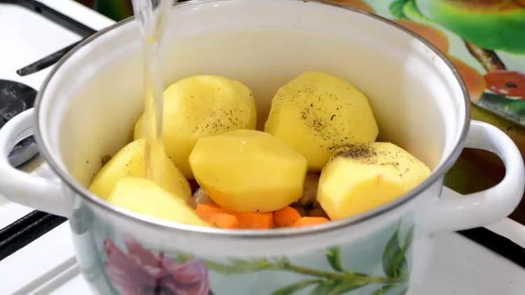 залейте зеленчуците с вода