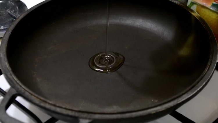 изсипете олио в тигана