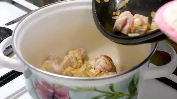 прехвърлете месото и лука в тигана