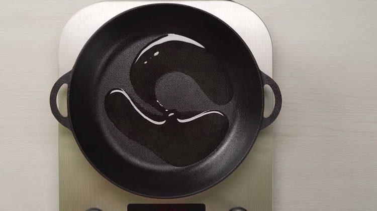 häll olja i en kastrull