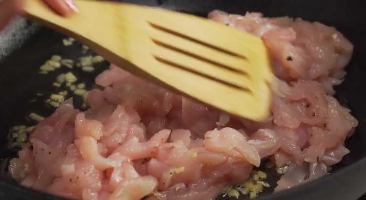 lägg kycklingen i en kastrull