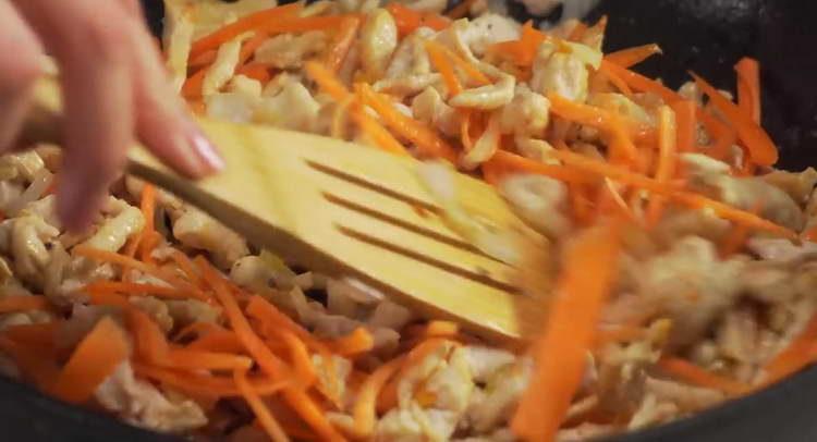 tillsätt morot i pannan