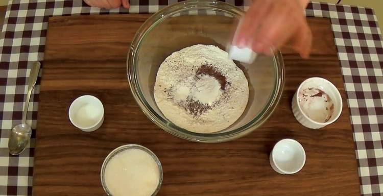 se amestecă făina și cacao