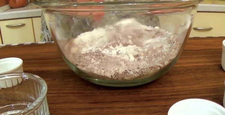 se toarnă zahăr în cacao