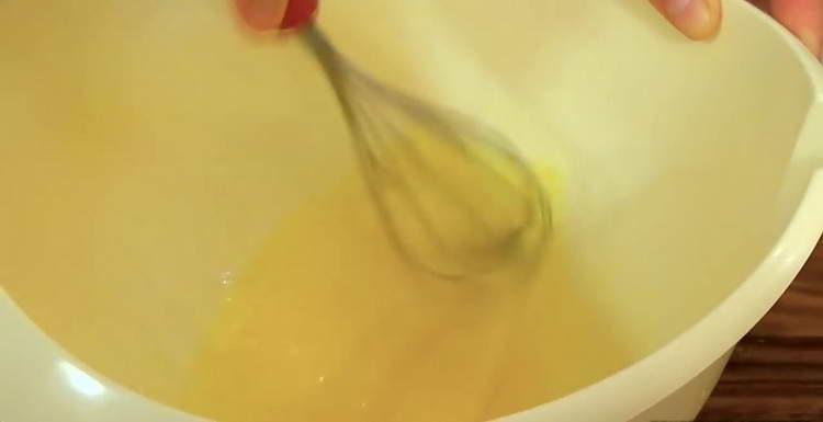 amestecă ouăle într-o cratiță