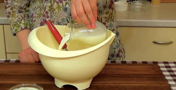 turnați laptele în ouă