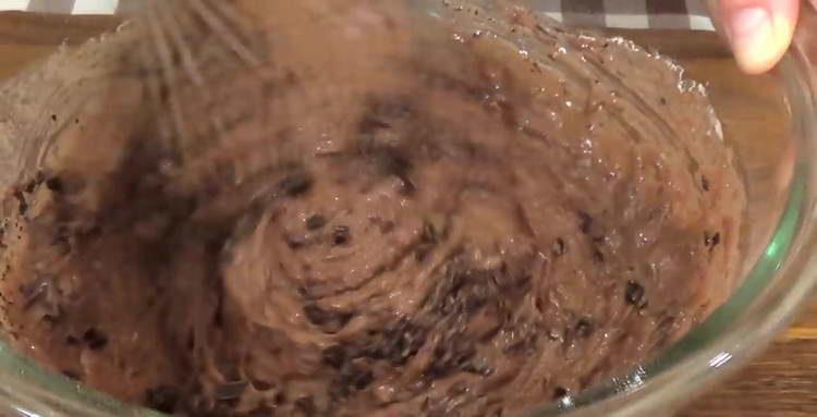 se toarnă ciocolată într-un bol