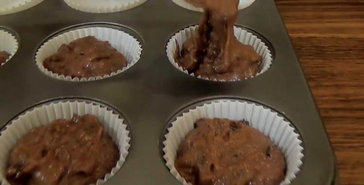 pune aluatul în forme