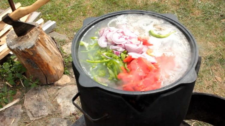 Shurpa em um caldeirão de acordo com uma receita passo a passo com uma foto