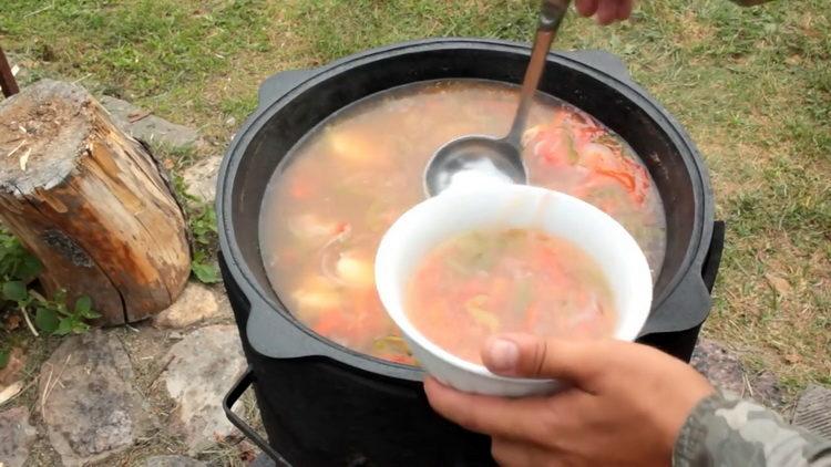 Shurpa muito saboroso em um caldeirão